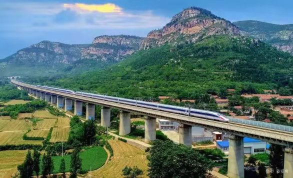 新疆铁路年内货物发送量突破两亿吨