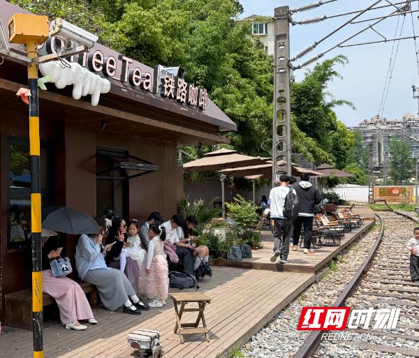 世界那么大 好想去怀化丨铁轨飘香忆乡愁 鹤城区“铁路咖啡”点亮休闲新场景(图1)